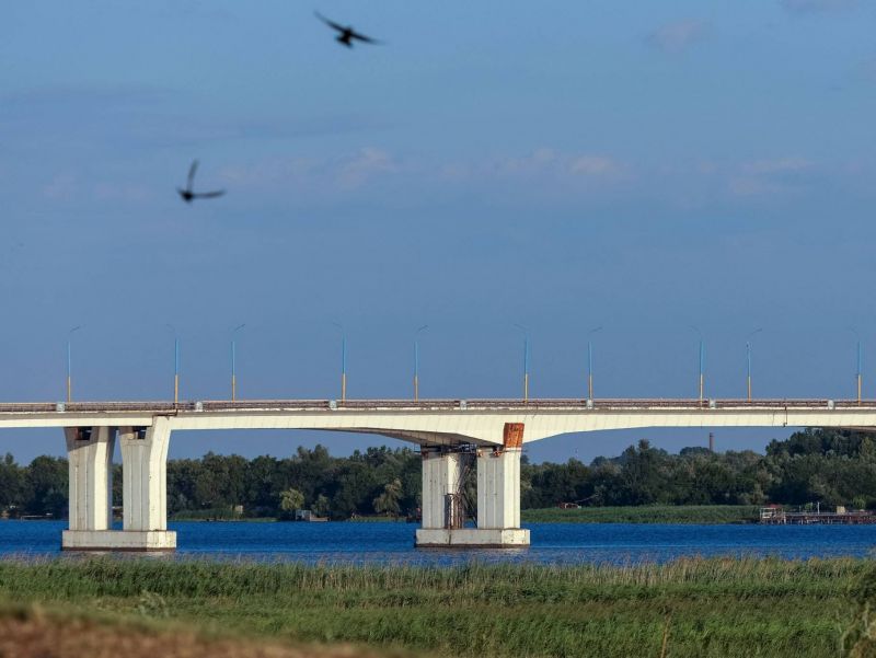 L'Ukraine frappe un important pont de la ville occupée de Kherson