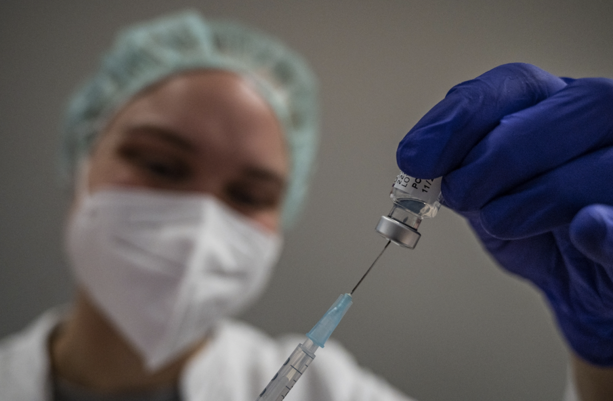 Trois décès et plus de 2.400 contaminations en 24 heures