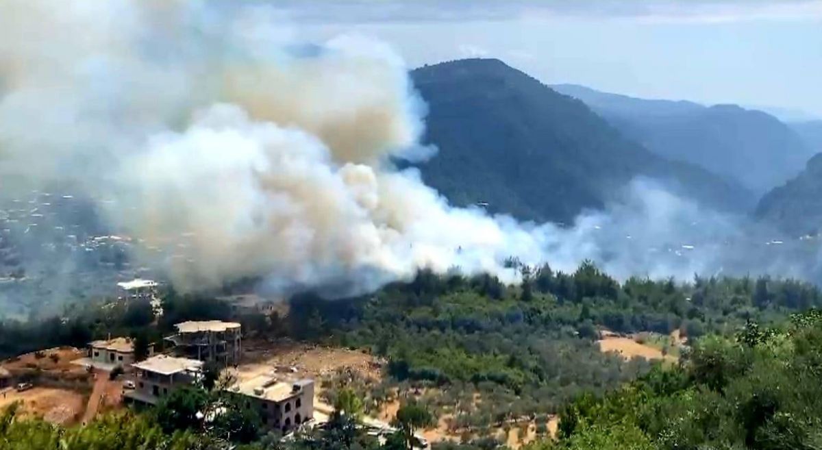Fire rages near residential areas in Akkar