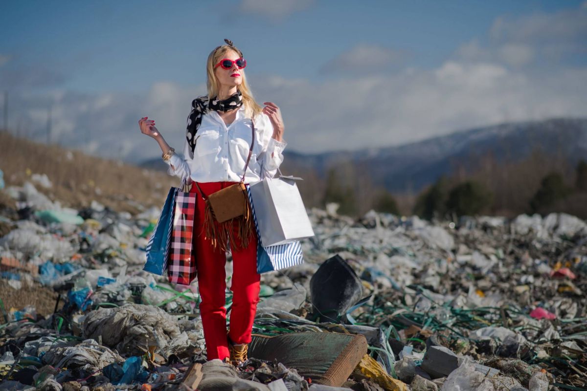 Polluante, mais populaire : comment  « l’ultra Fast Fashion » a séduit les jeunes
