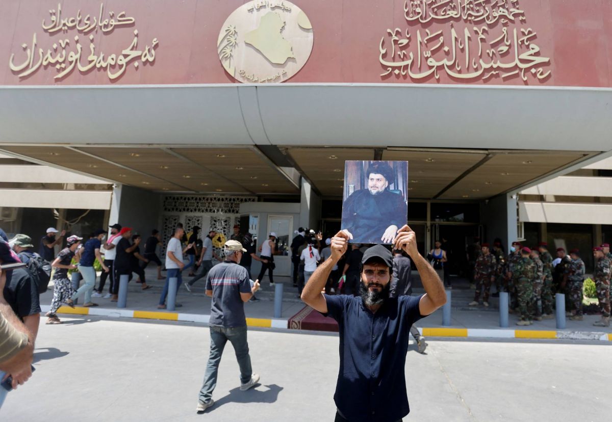 Des manifestants occupent le Parlement dans la zone verte à Bagdad