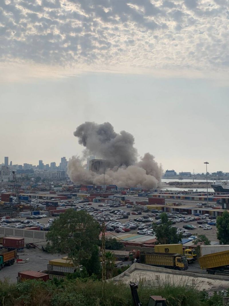 Deux ans jour pour jour après la tragédie du 4 août, un nouveau pan des silos du port de Beyrouth s'effondre