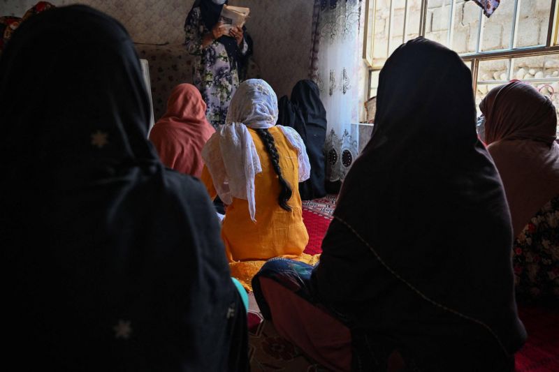 Dans les écoles clandestines, les filles défient les talibans