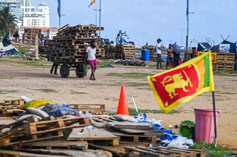 Les manifestants évacuent leur principal campement au Sri Lanka