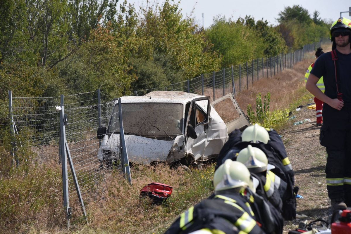Une camionnette tente d'échapper à la police, trois migrants tués