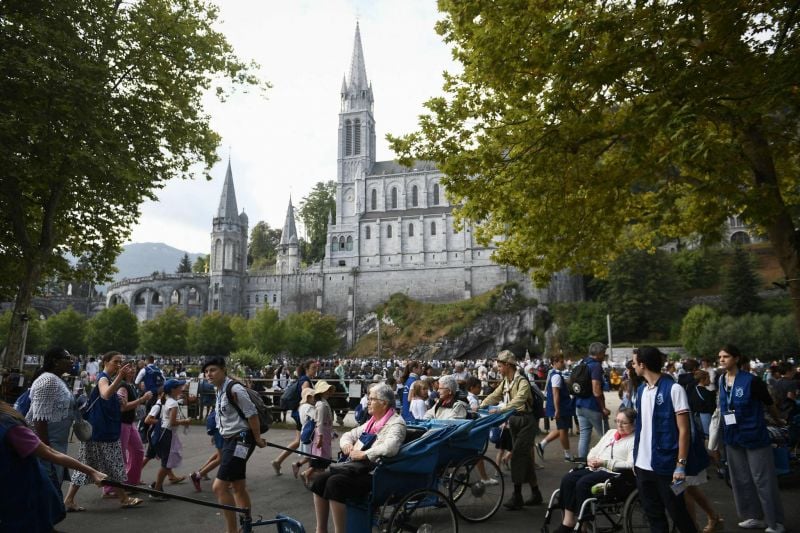 Des milliers de pèlerins de tous les âges célèbrent l'Assomption à Lourdes