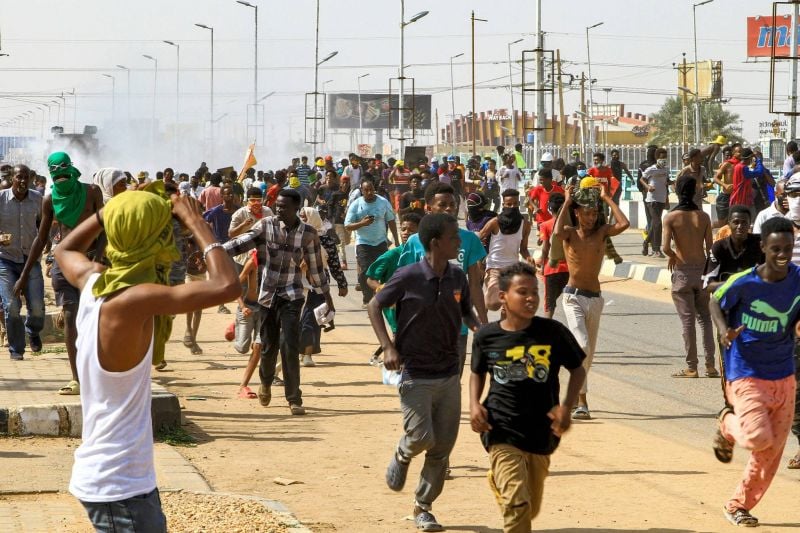 Gaz lacrymogènes contre des milliers de manifestants anti-armée au Soudan