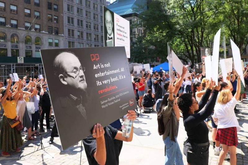 A New York, le monde littéraire rend hommage à Salman Rushdie
