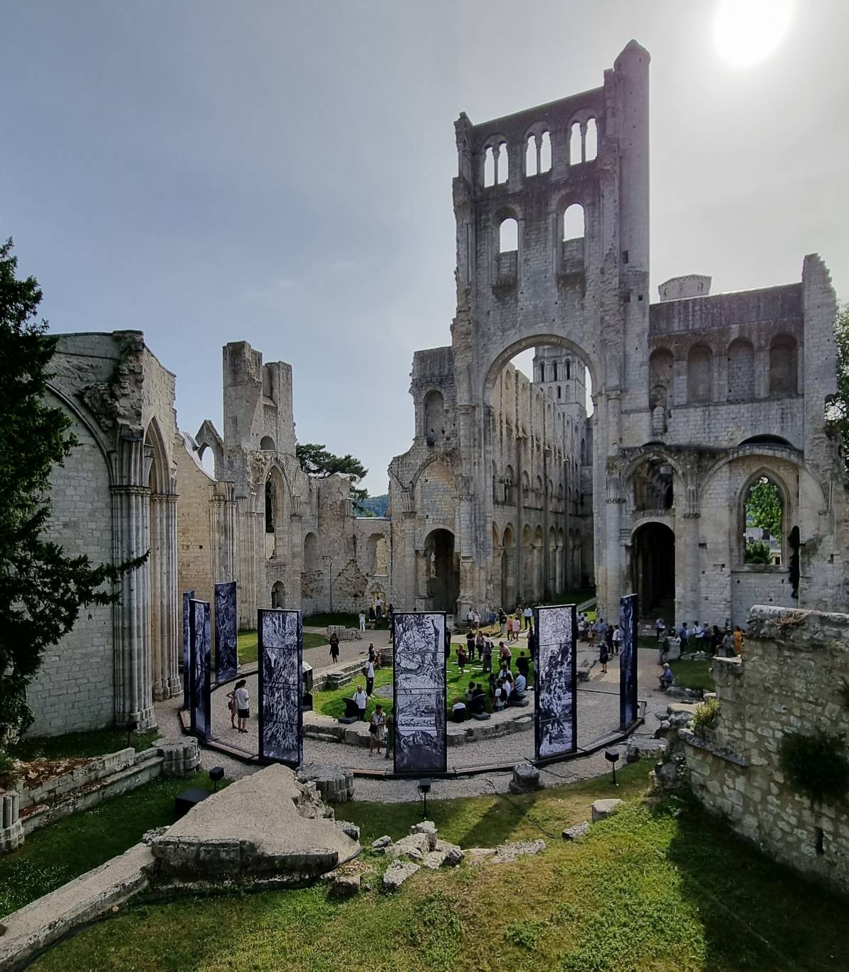« A roof for silence » de Hala Wardé, de Venise à Jumièges...