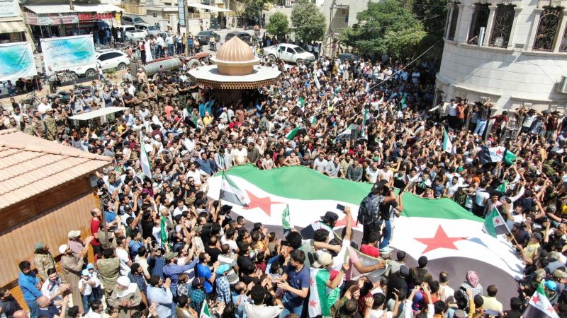 Des milliers de Syriens des zones rebelles crient leur colère face à la Turquie