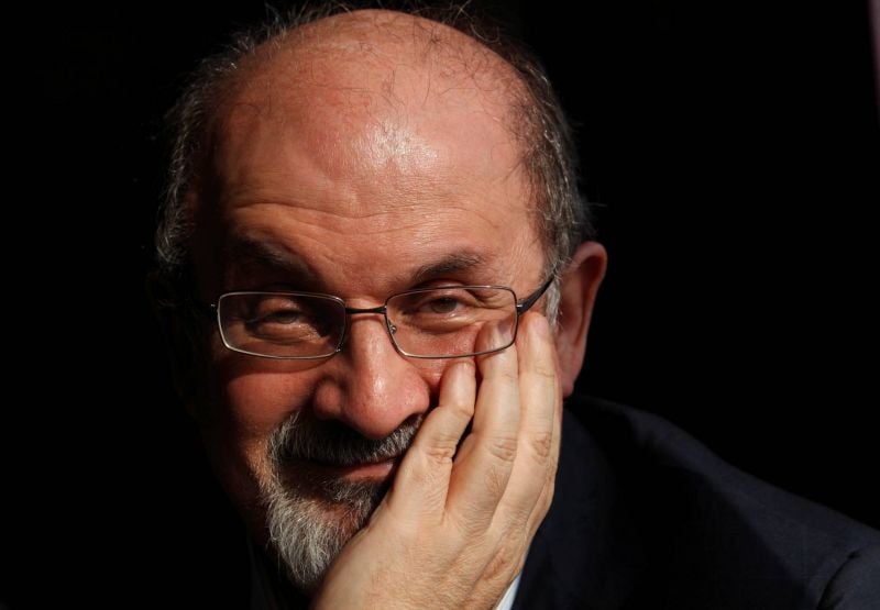 L’état de Salman Rushdie « évolue dans la bonne direction »