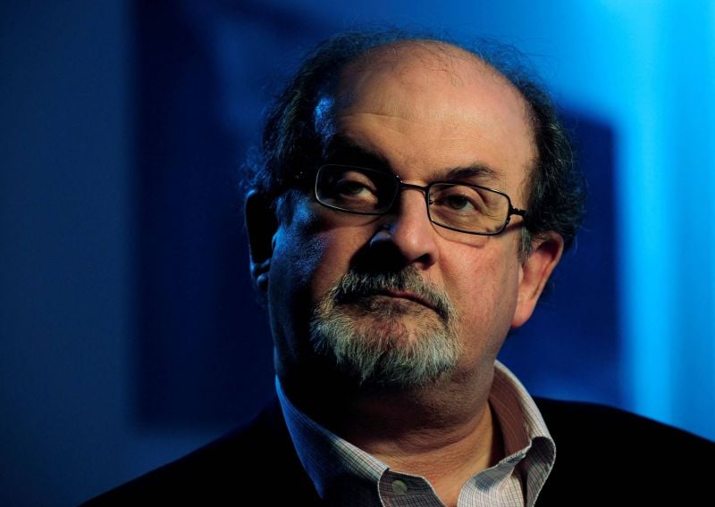 Indignation internationale après l'attaque contre Salman Rushdie, dans un état grave