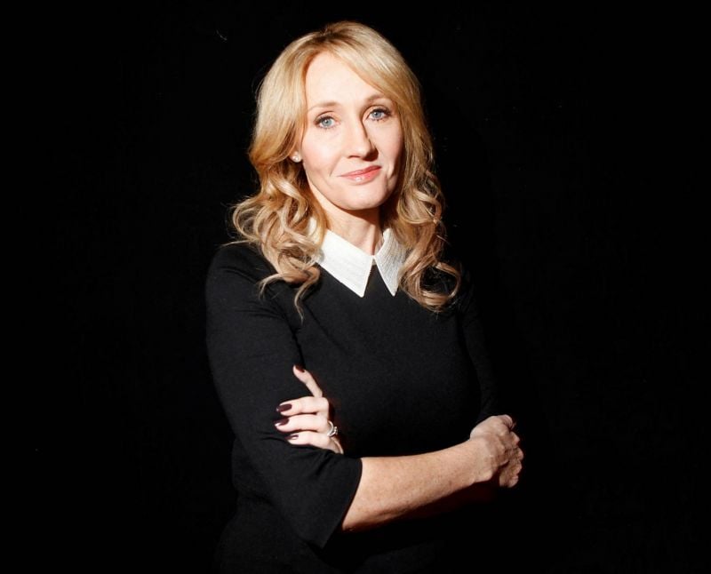 Attaque contre Rushdie : J. K. Rowling se dit menacée, la police enquête