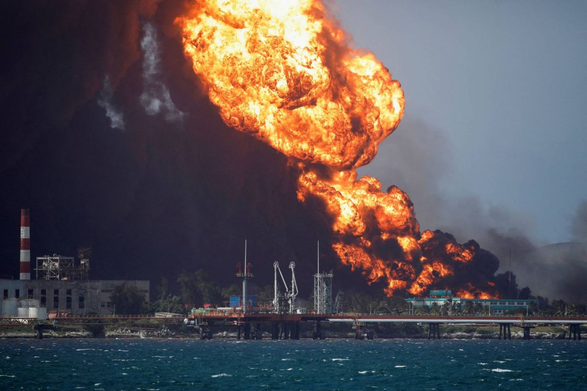 Lutte sans répit pour contenir l'incendie du dépôt pétrolier