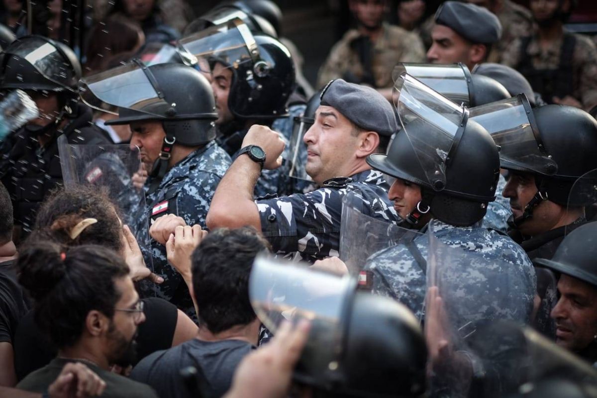 Relatives of Thursday's armed depositor close road in protest, demanding his release