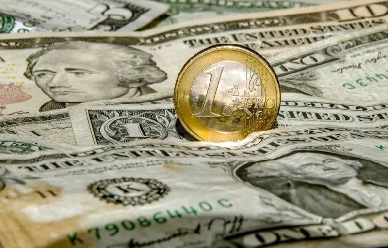 Crise énergétique et Fed offensive poussent l'euro au plus bas depuis 20 ans face au dollar