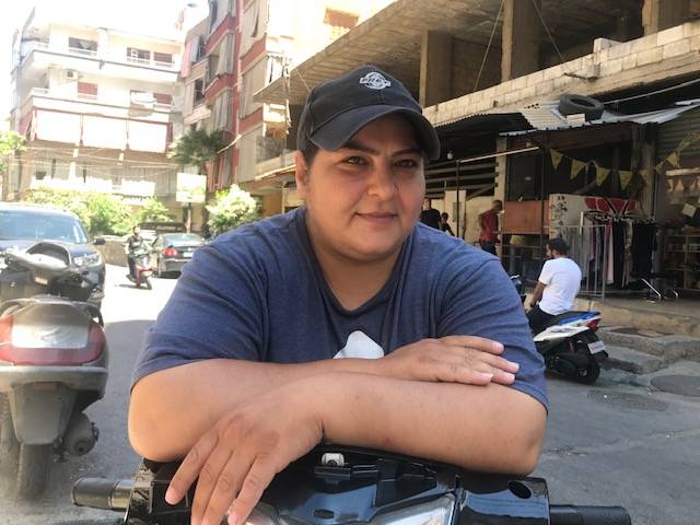 Inas, taxi-scooter, au service des femmes de la banlieue sud de Beyrouth