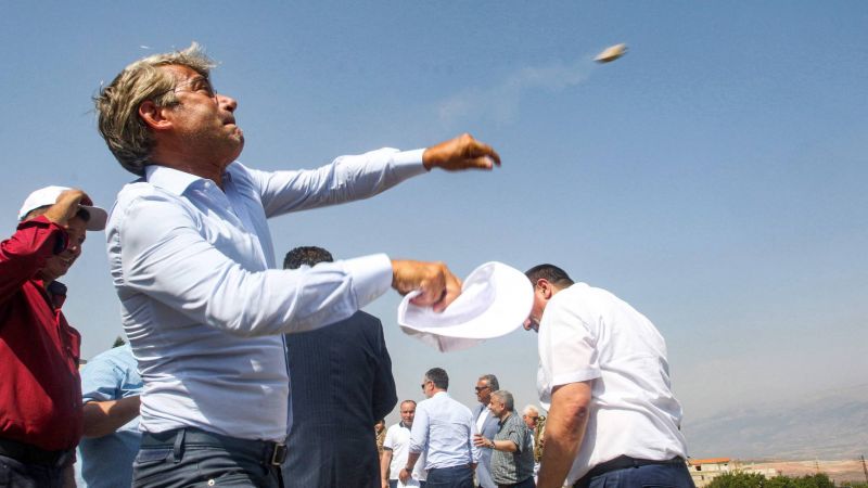 Les ministres Fayad et Hajjar jettent des pierres vers Israël lors d'une tournée à la frontière