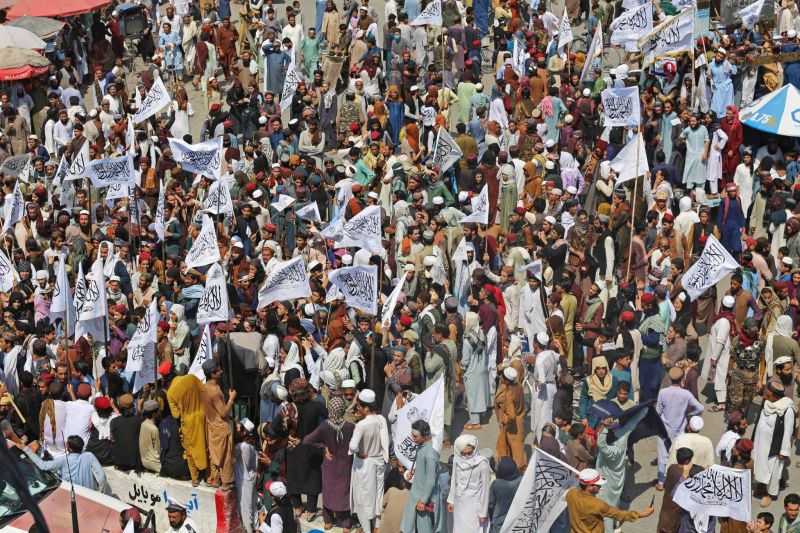 Un an après, les talibans paradent et chantent pour fêter le retrait des troupes étrangères