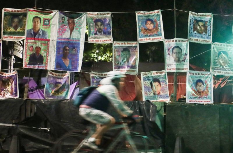 Disparitions au Mexique : l'ex-procureur général arrêté, 64 policiers et militaires recherchés