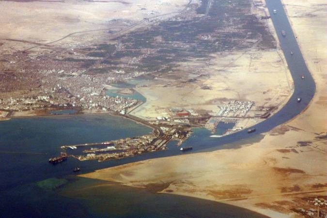 Un pétrolier géant bloque pendant vingt minutes le canal de Suez