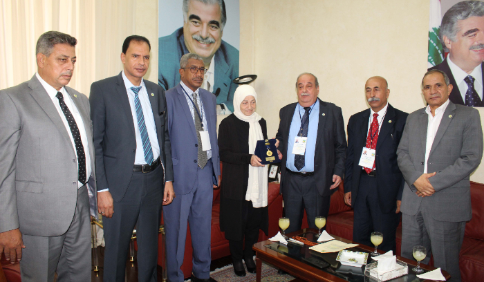 L’Organisation arabe pour l’éducation décerne à Bahia Hariri une médaille en consécration de sa carrière