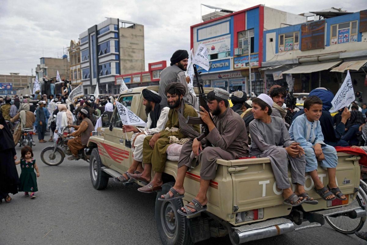 Un an après, les talibans paradent et chantent pour fêter le retrait des troupes étrangères
