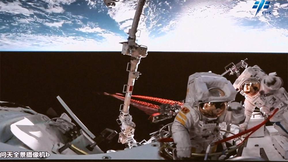 Des astronautes chinois sortent dans l'espace Des astronautes chinois sortent dans l'espace