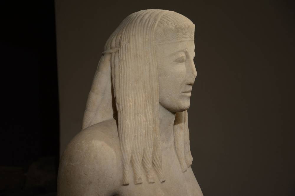 Une statue rare, vieille de 2.700 ans, exposée à Santorin