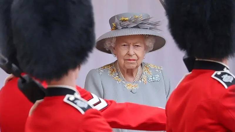 Queen's doctors 'concerned' for her health Queen's doctors 'concerned' for her health