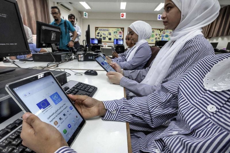 À Gaza, l'ONU distribue des tablettes numériques à des enfants