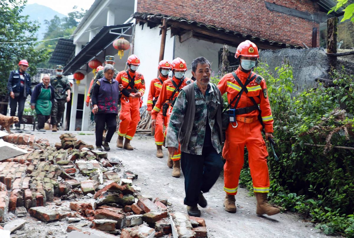 Nouveau bilan de 86 morts, la pluie complique les recherches