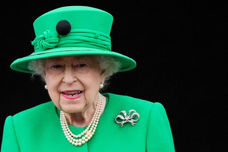 La famille royale britannique au chevet d'Elizabeth II, émoi dans le monde