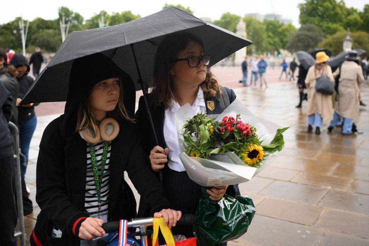 La foule se rassemble devant le palais de Buckingham à Londres