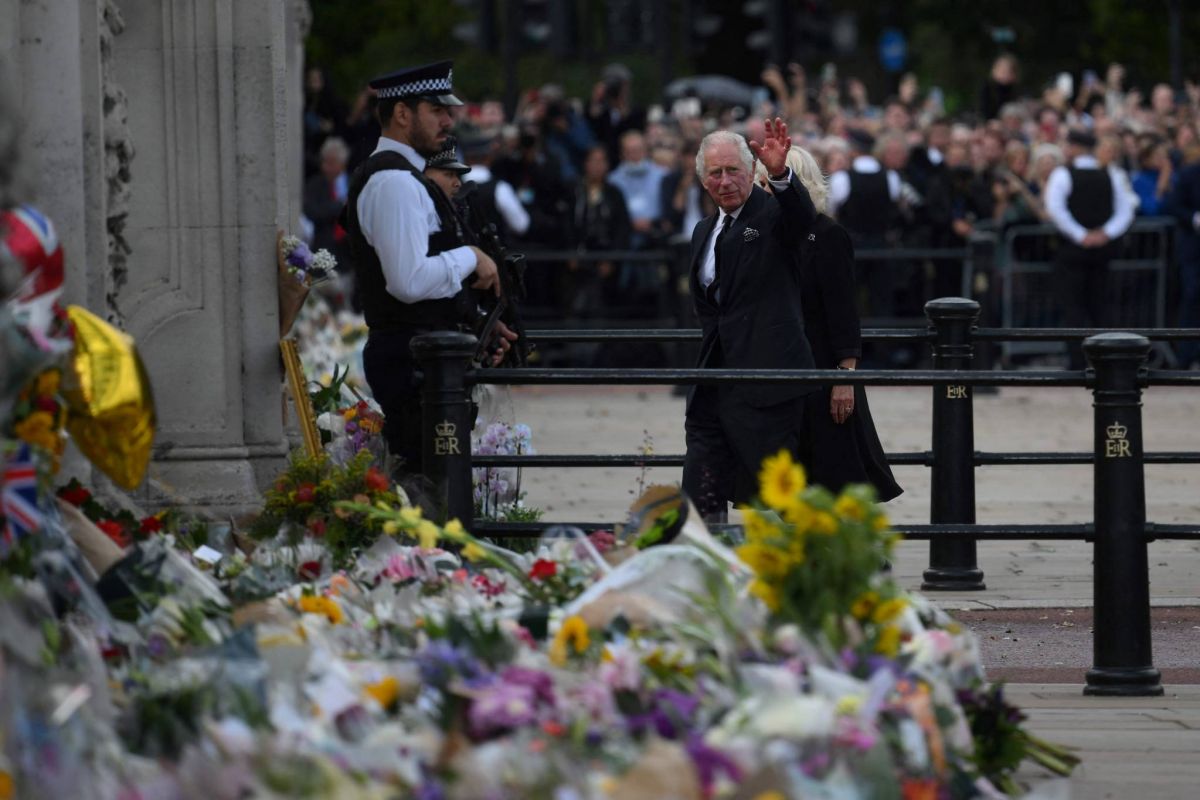 Le roi Charles III salué par des milliers de personnes à son arrivée au palais de Buckingham