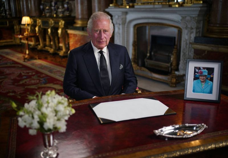 Charles III promet de servir les Britanniques toute sa vie, comme Elizabeth II