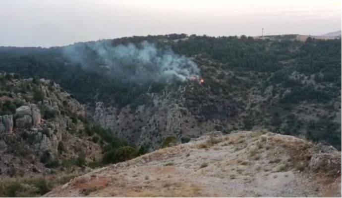 Un hélicoptère de l'armée déployé pour éteindre l'incendie à Tannourine