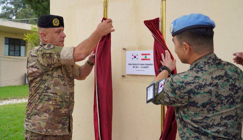 Le contingent coréen de la Finul offre des panneaux solaires à l'armée libanaise