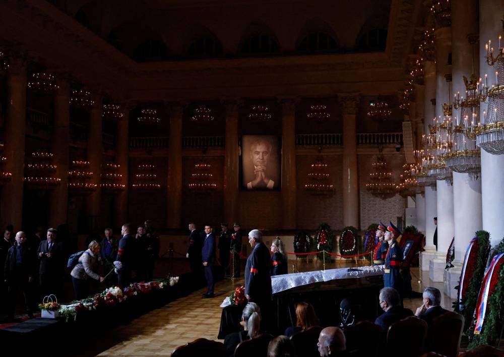 Des milliers aux funérailles de Gorbatchev, mais pas Poutine