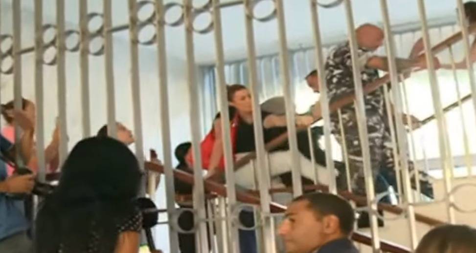 Mobilisation sous tension de familles des victimes du 4 Août au ministère de la Justice