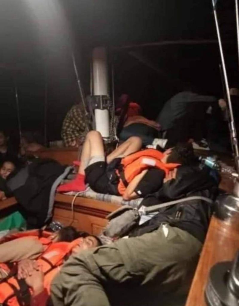Les provisions s'épuisent à bord d'un bateau de migrants bloqué au large des côtes grecques