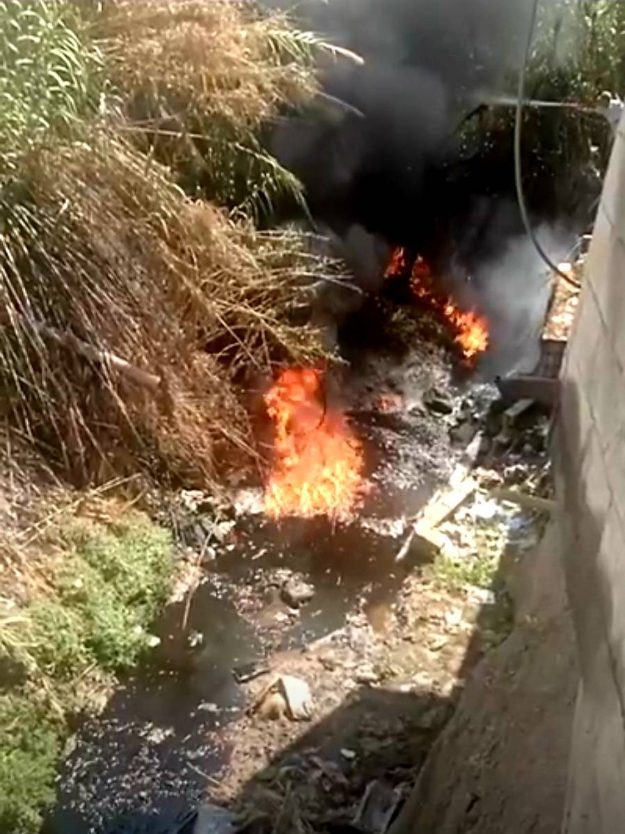 Un incendie dans un pipeline désaffecté éteint au Liban-Nord Un incendie dans un pipeline désaffecté éteint au Liban-Nord