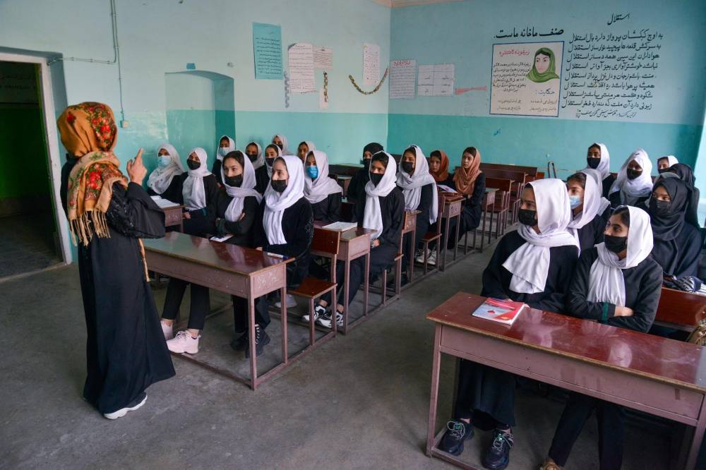 Manifestation contre la fermeture d'écoles secondaires pour filles