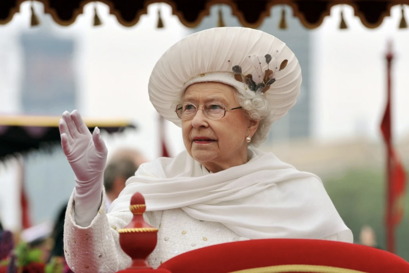 Elizabeth II, incarnation de la monarchie dans un monde en mutation