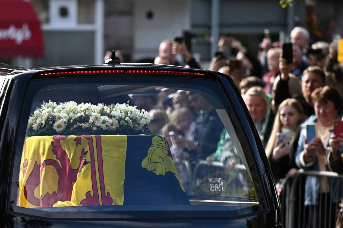 Elizabeth II entame son dernier voyage dans le recueillement et les larmes