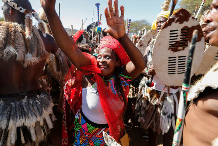 En Afrique du Sud, les jeunes vierges dansent devant le roi des Zoulous