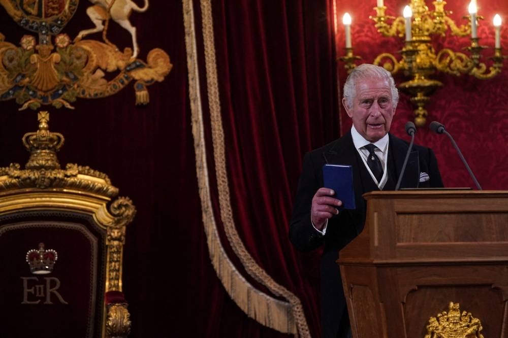 Proclamé roi, Charles III endosse les 