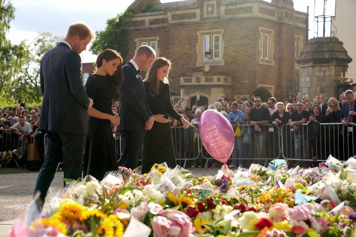 Émotion et foule compacte en Écosse pour le dernier voyage d'Elizabeth II