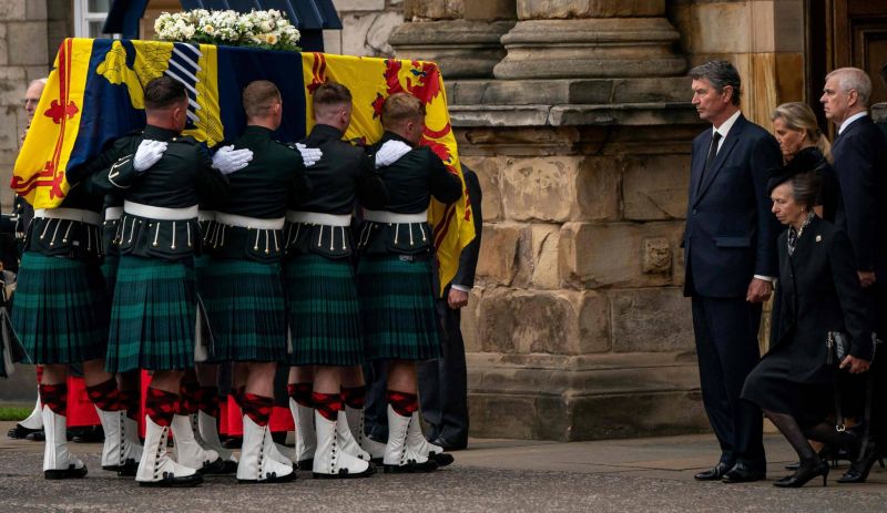 Le prince Andrew remercie sa mère Elizabeth II pour sa 