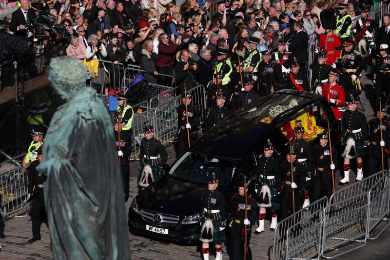 Le public se recueille devant le cercueil d'Elizabeth II à Edimbourg